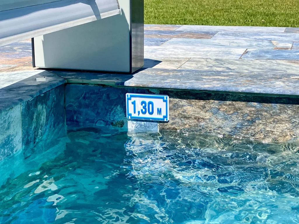 Panneau de profondeur 1,30 m imprimé en 3D, fixé au bord d'une piscine