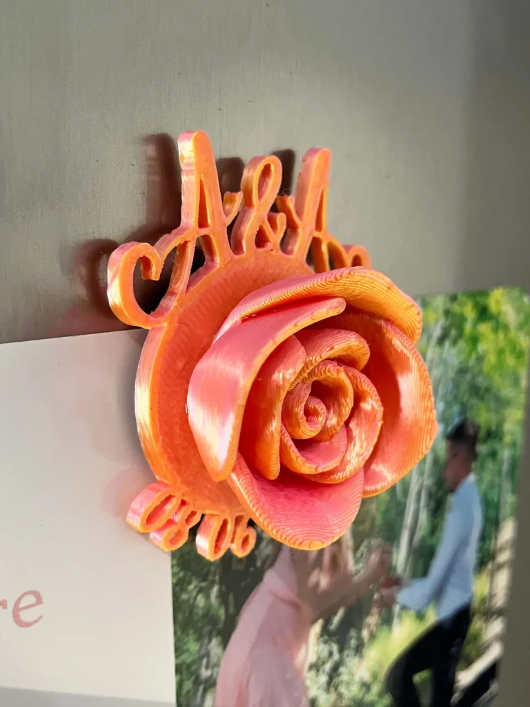 Magnet rose personnalisé avec initiales et date, imprimé en 3D