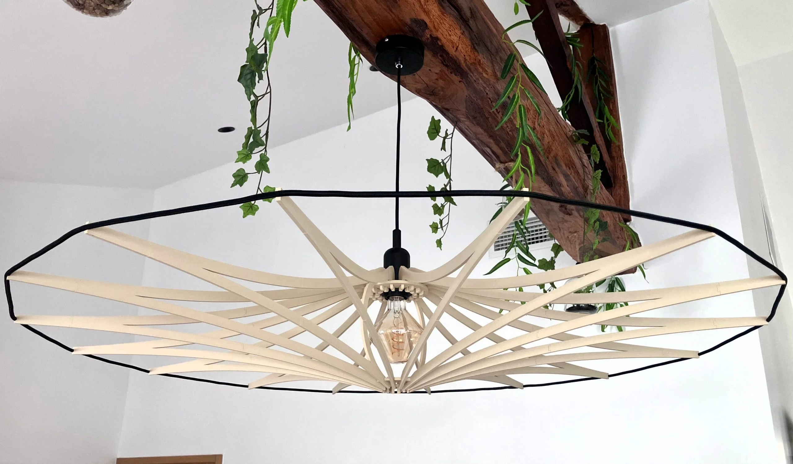 Suspension luminaire avec lames imprimées en PLA effet bois