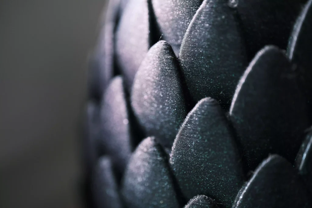 Œuf noir en écailles de dragon imprimé 3D