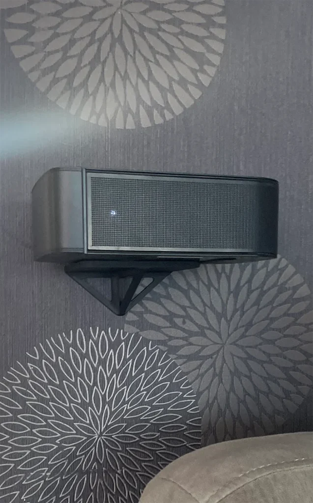 Support mural imprimé en 3D portant une enceinte